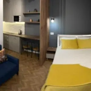 Florent's Superb Studio, Free Parking & Garden!! Alloggio in famiglia